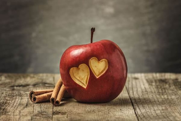 神作削苹果之唯美刀刻心形红苹果