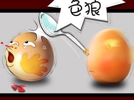 一个鸡蛋用勺子敲另一个鸡蛋说“色狼”