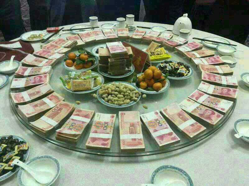 满桌子的钞票