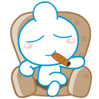 坐在沙发上悠闲地抽烟